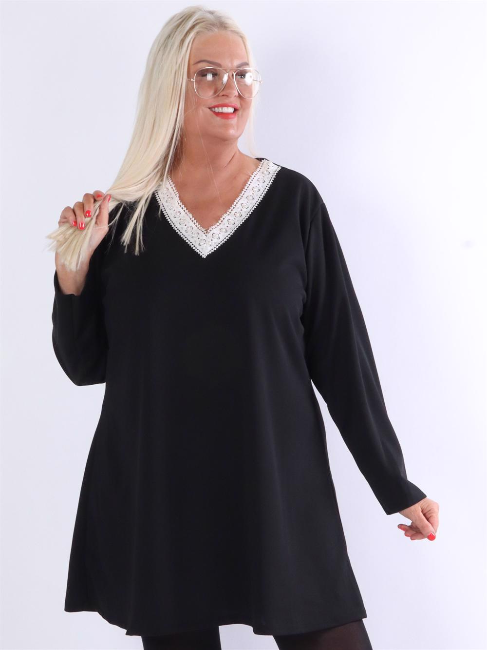 Norina - Armégrön klänning med broderi och pärlor i halsen